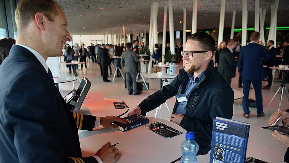 Philip Keil signiert Bücher